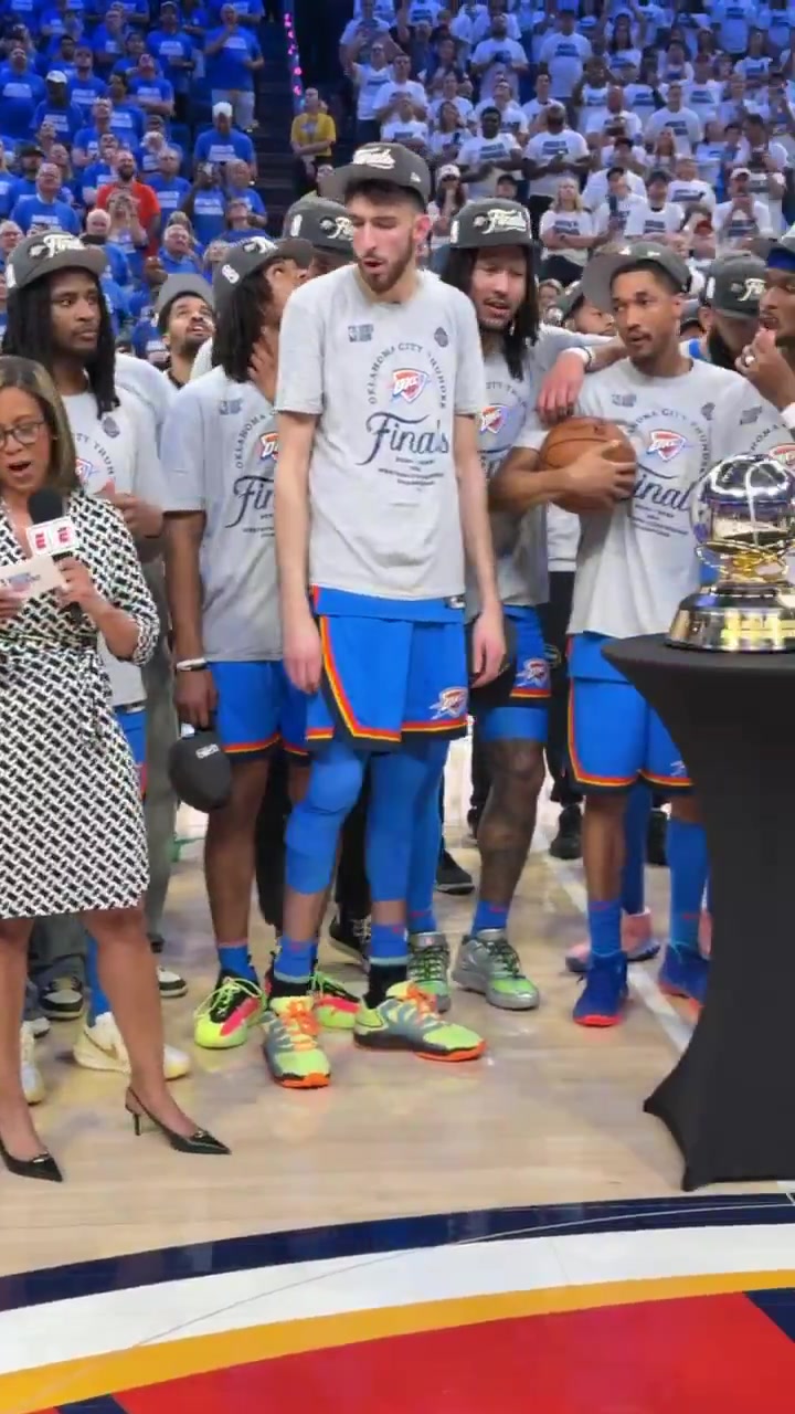 杰伦威偷偷摸西决MVP奖杯😂亚历山大干脆递过去“你们摸”！