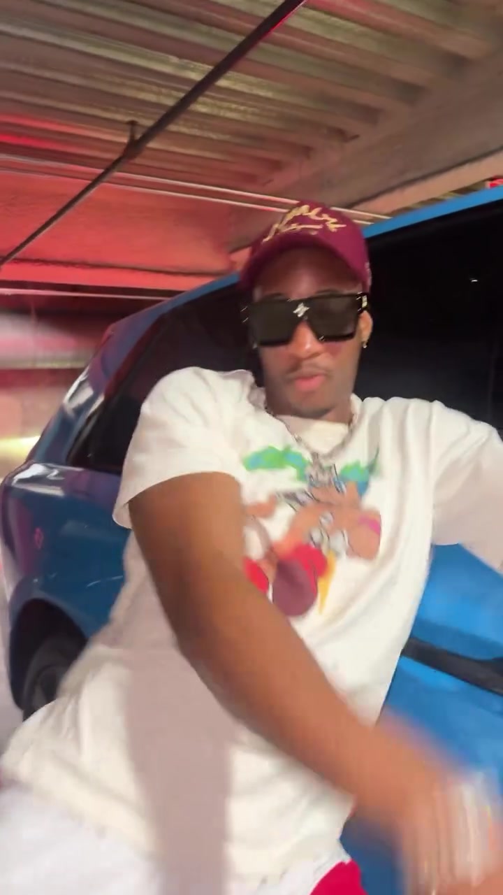 不只女友是GOAT！凯-琼斯在车库献热舞😂🐐