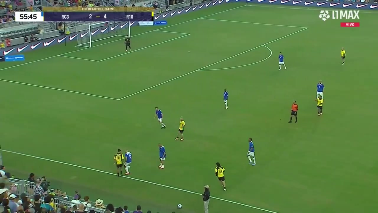 还是那个足球精灵🪄45岁小罗对位梅西保镖 狂秀牛尾巴+各种花式